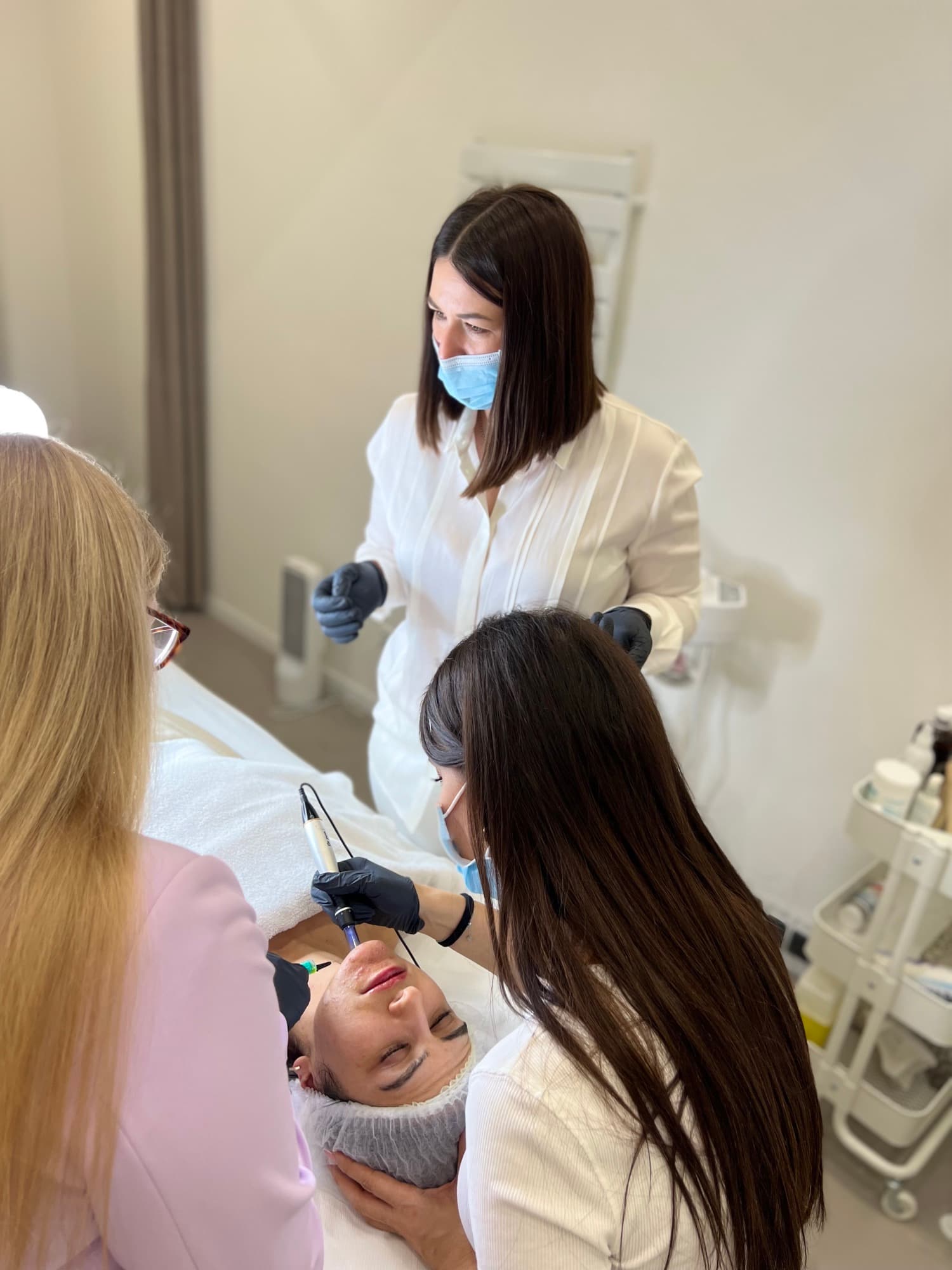 Schulungsszene in der UK Kosmetik Academy: Teilnehmerinnen üben eine Microneedling-Behandlung
